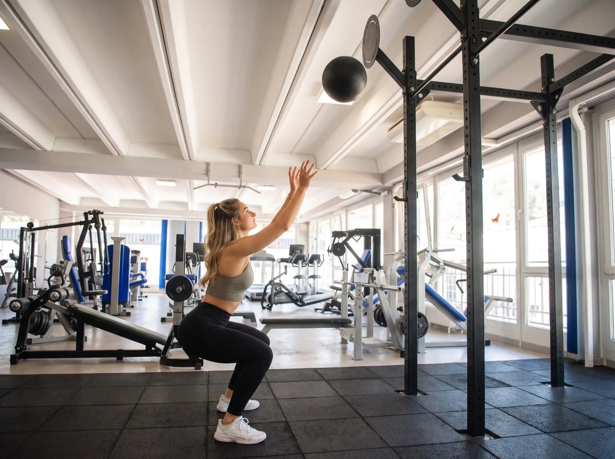 Donna che lancia una wall ball verso il bersaglio